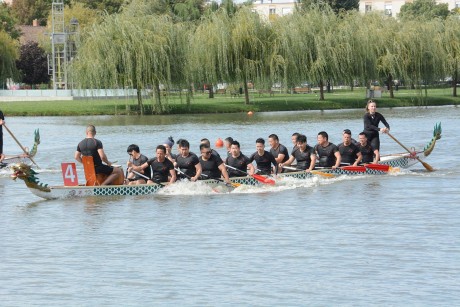 Tizenhetedik alkalommal versenyeztek sárkányhajók a Csónakázó-tónál